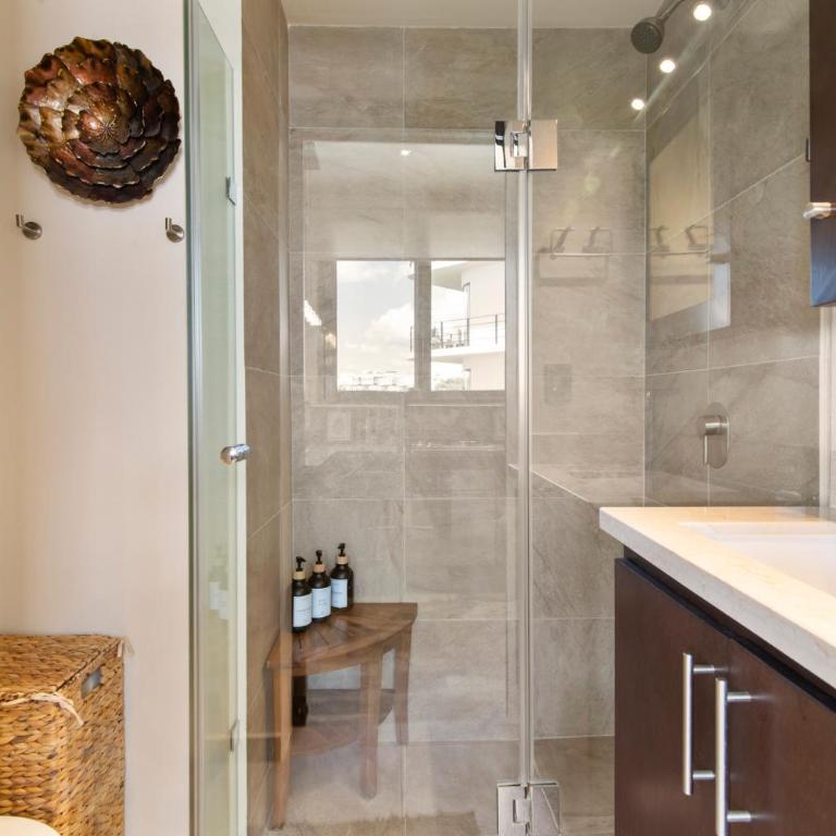 Rooftop Penthouse 150m to Beach & 280m to 5th Ave - Three-Bedroom Premium Apartment with Balcony - 46