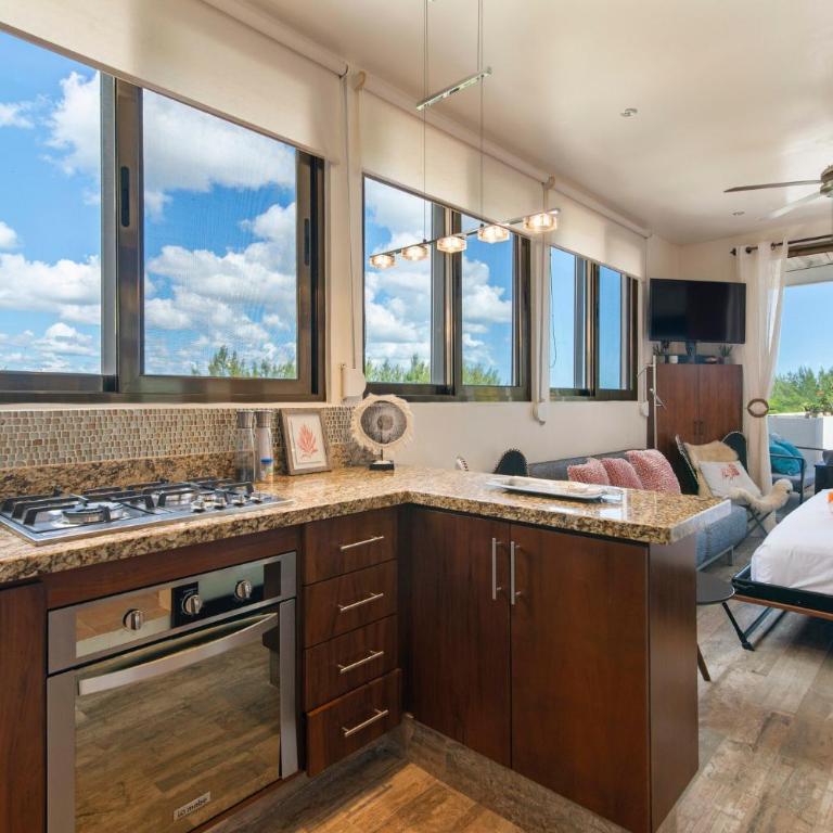 Rooftop Penthouse 150m to Beach & 280m to 5th Ave - Three-Bedroom Premium Apartment with Balcony - 38
