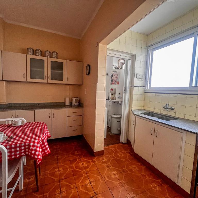 Departamento zona centro a 2 cuadras del shopping los gallegos - Two-Bedroom Apartment with Balcony - 3
