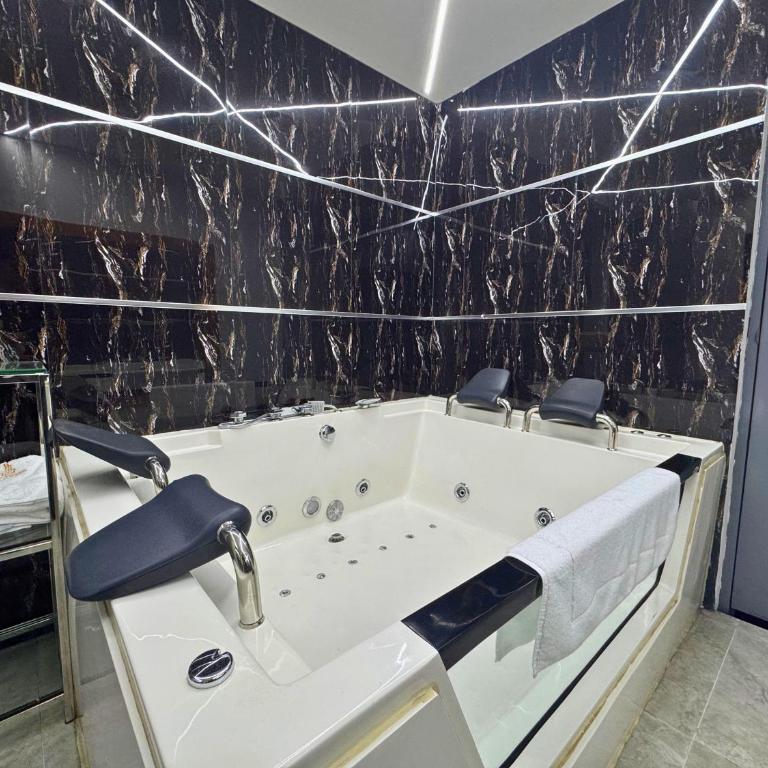 City Tower Hotel - Suite Deluxe con bañera de hidromasaje - 4
