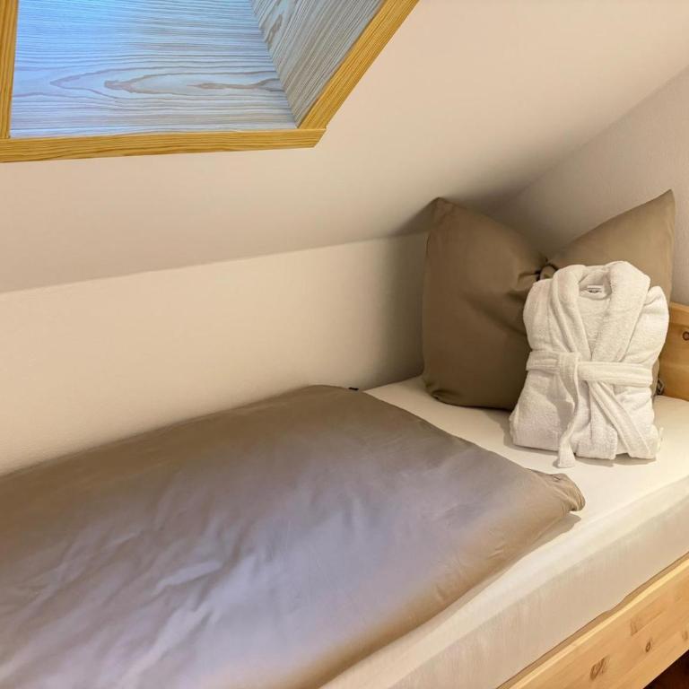 DAS BISCHOF - 5 exklusive Ferienwohnungen und 1 Doppelzimmer - 4x mit privater Zirben Sauna - Semmelservice & Hindelang PLUS - Studio-Apartment mit Balkon - 7