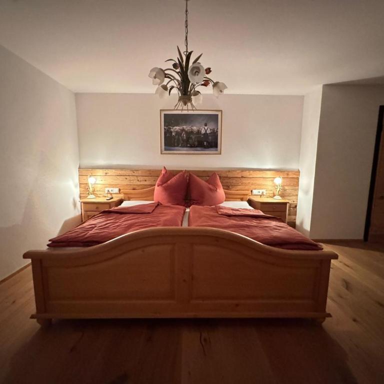 DAS BISCHOF - 5 exklusive Ferienwohnungen und 1 Doppelzimmer - 4x mit privater Zirben Sauna - Semmelservice & Hindelang PLUS - Doppelzimmer mit Balkon - 2