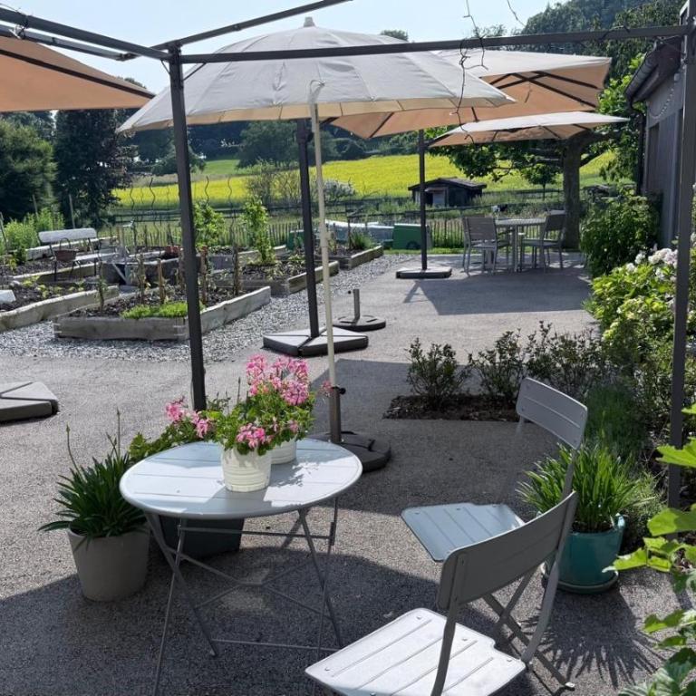 Le Hameau du Montchervet - Vierbettzimmer mit Terrasse - 1