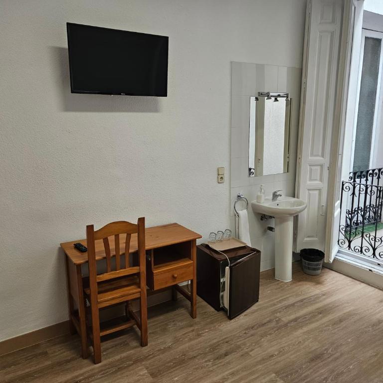 Hostal Miralva - Habitación Triple Básica con baño compartido - 2