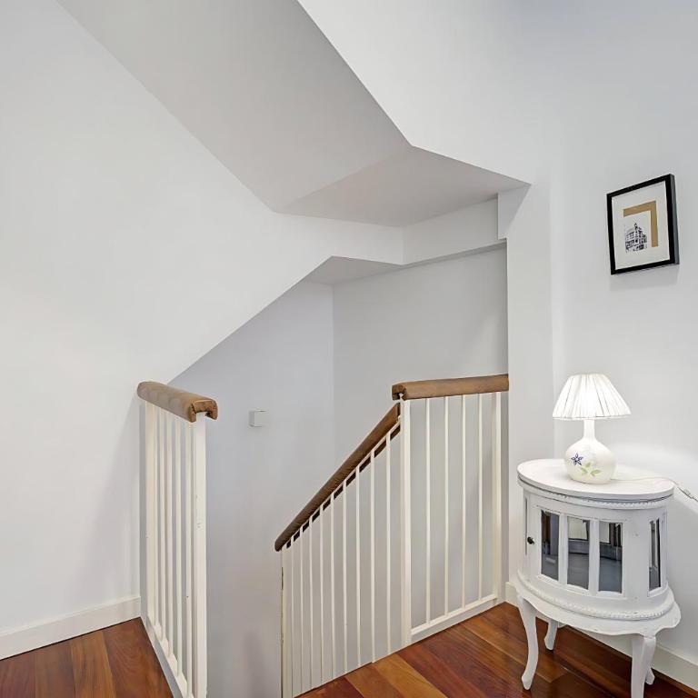 Home4u Duplex by the Cathedral - One-Bedroom Apartment - 16