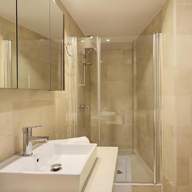 Home4u Duplex by the Cathedral - One-Bedroom Apartment - 17