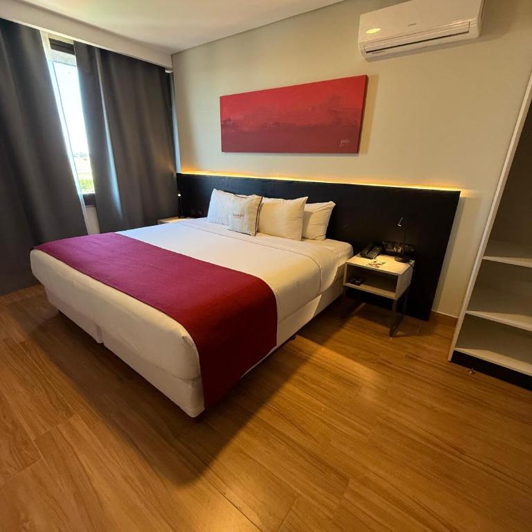 Ramada Suites by Wyndham Asuncion Aeropuerto - Superior Room with One King Bed and One Single Bed - Non-Smoking - 4