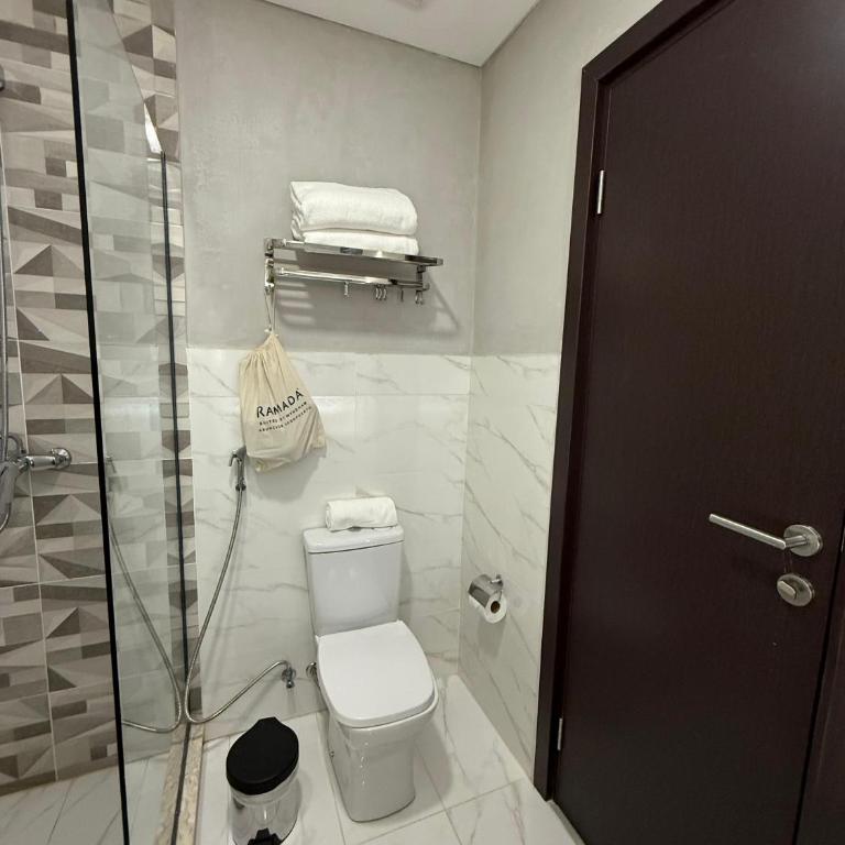 Ramada Suites by Wyndham Asuncion Aeropuerto - Superior Room with One King Bed and Two Single Beds - Non-Smoking - 7