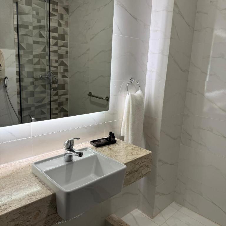 Ramada Suites by Wyndham Asuncion Aeropuerto - Superior Room with One King Bed and Two Single Beds - Non-Smoking - 8