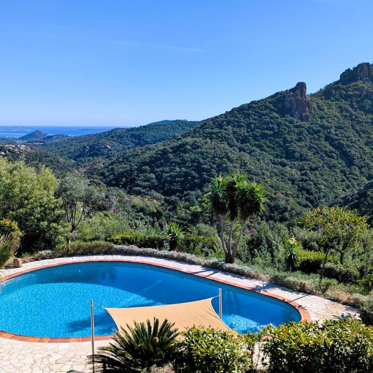 VILLA L'ESTEREL AVEC PISCINE VUE MER -MANDELIEU 06210- 6 Pers - Haus mit 3 Schlafzimmern - 1