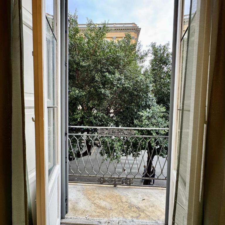 Palermo Central Rooms - Deluxe Double Room with Balcony - 9