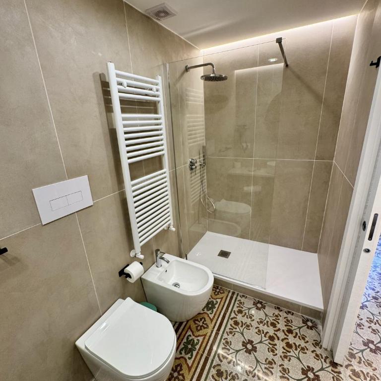 Palermo Central Rooms - Deluxe Double Room with Balcony - 8