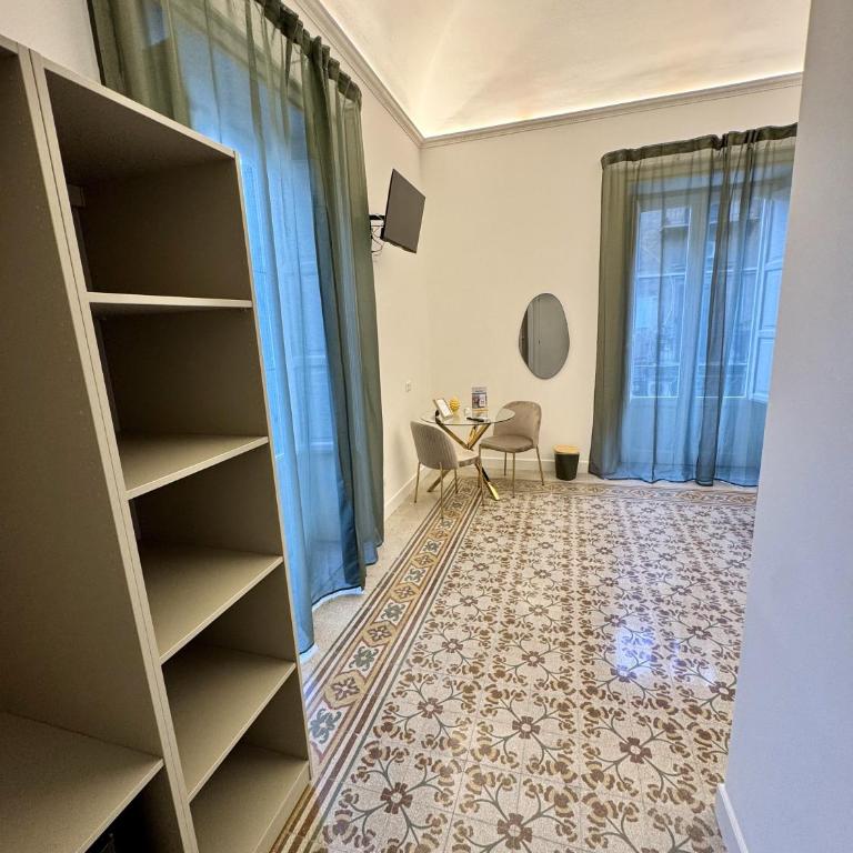Palermo Central Rooms - Deluxe Double Room with Balcony - 6