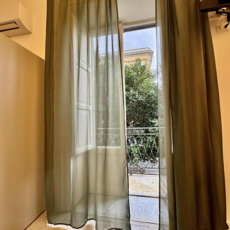 Palermo Central Rooms - Deluxe Double Room with Balcony - 4