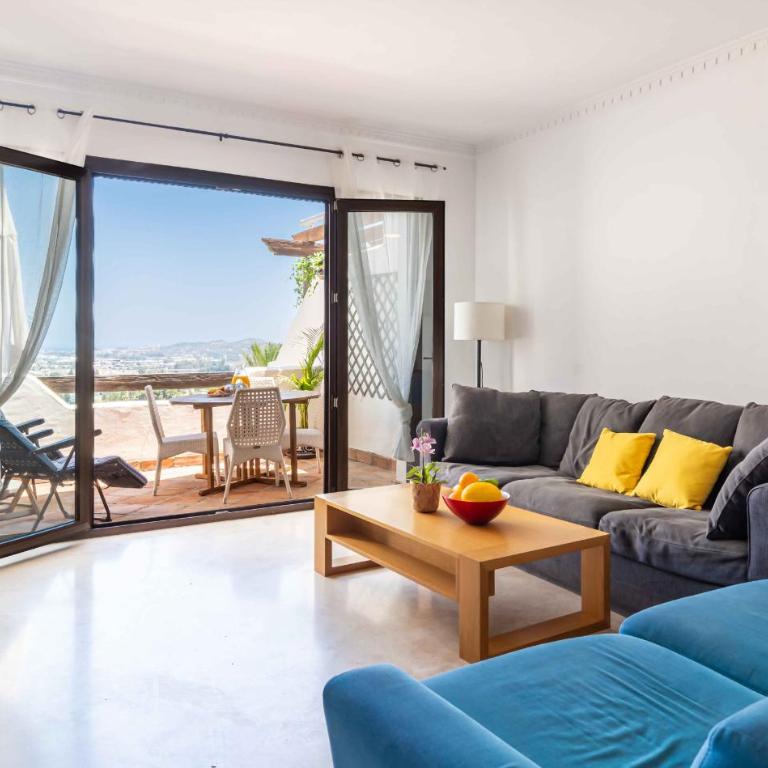 4min stroll to Restaurants and Mini market, 15min drive to Fuengirola beach - Apartamento de 3 dormitorios con vistas al mar - 5