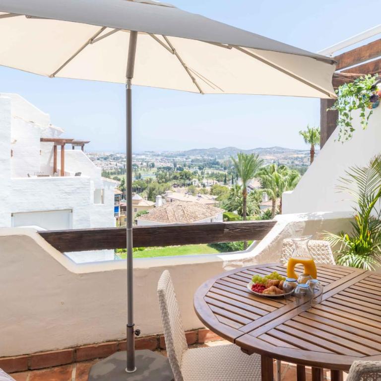 4min stroll to Restaurants and Mini market, 15min drive to Fuengirola beach - Apartamento de 3 dormitorios con vistas al mar - 21
