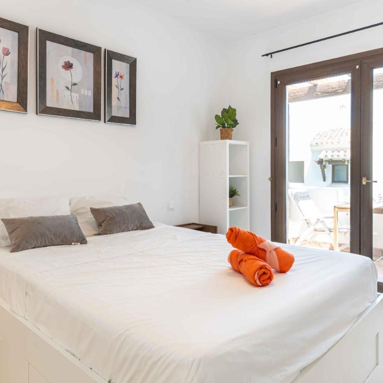 4min stroll to Restaurants and Mini market, 15min drive to Fuengirola beach - Apartamento de 3 dormitorios con vistas al mar - 8