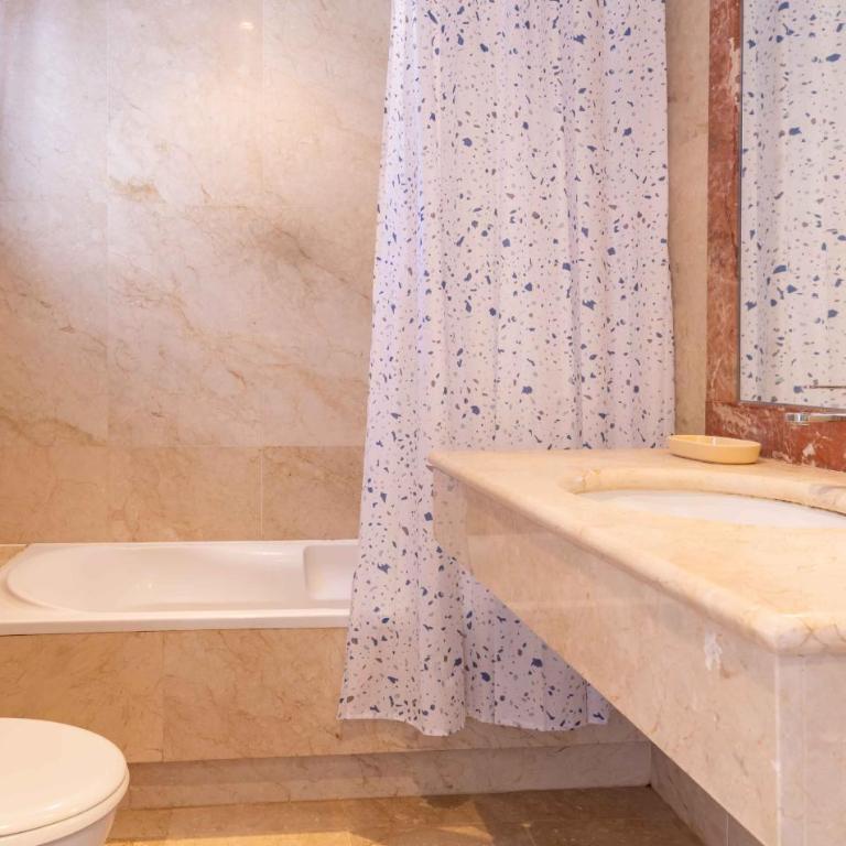 4min stroll to Restaurants and Mini market, 15min drive to Fuengirola beach - Apartamento de 3 dormitorios con vistas al mar - 9