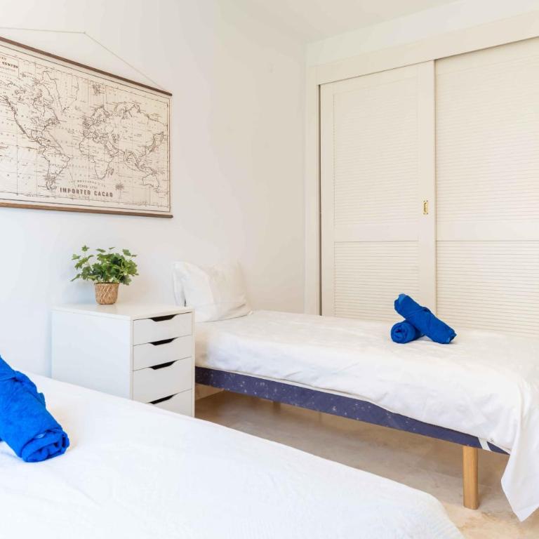 4min stroll to Restaurants and Mini market, 15min drive to Fuengirola beach - Apartamento de 3 dormitorios con vistas al mar - 13