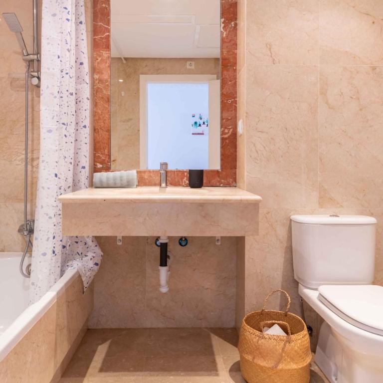 4min stroll to Restaurants and Mini market, 15min drive to Fuengirola beach - Apartamento de 3 dormitorios con vistas al mar - 14