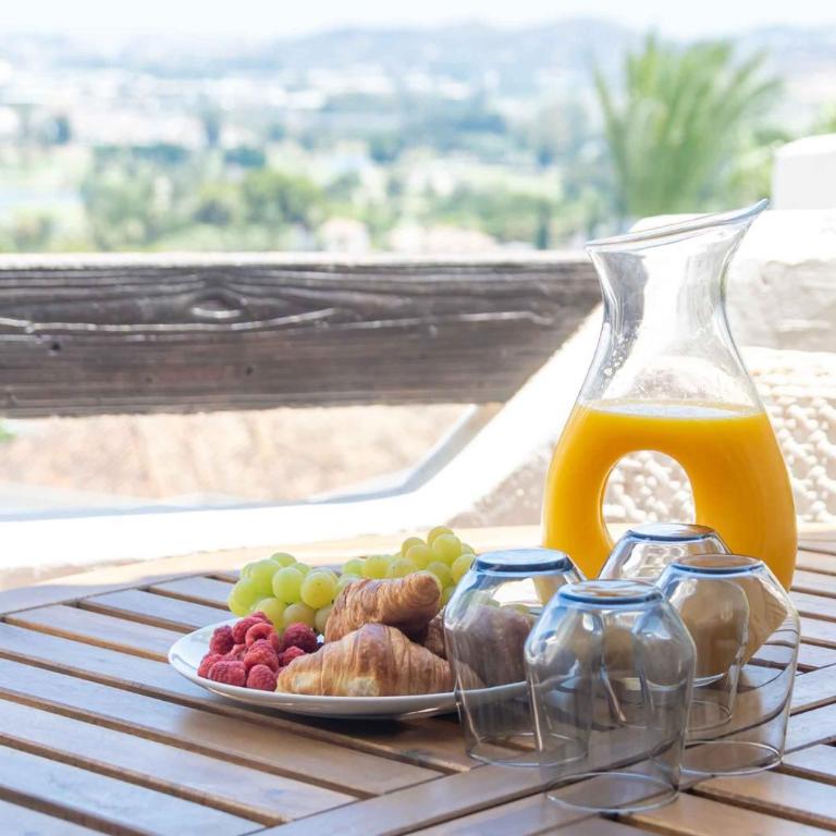 4min stroll to Restaurants and Mini market, 15min drive to Fuengirola beach - Apartamento de 3 dormitorios con vistas al mar - 16