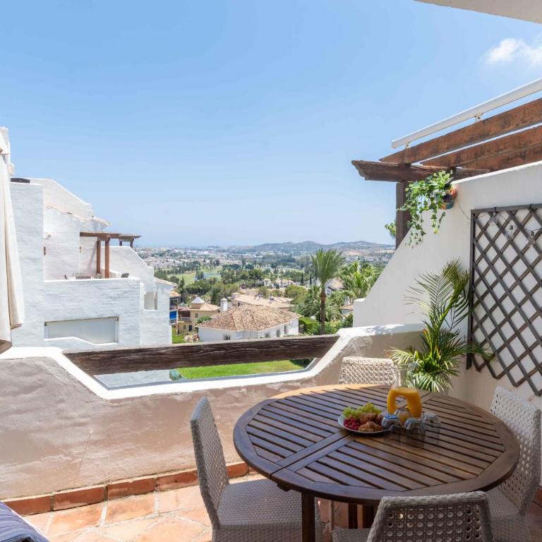 4min stroll to Restaurants and Mini market, 15min drive to Fuengirola beach - Apartamento de 3 dormitorios con vistas al mar - 17