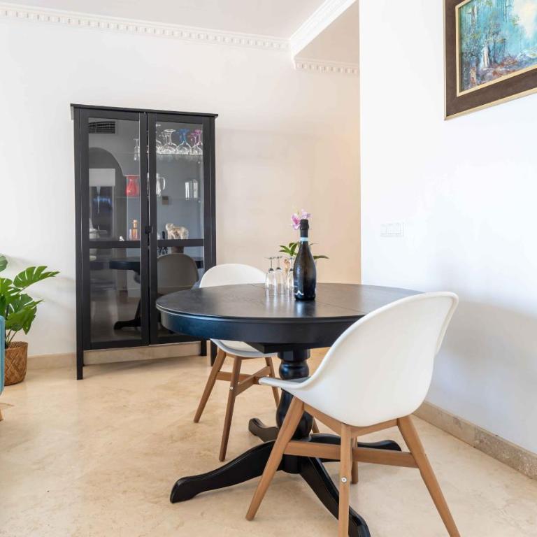 4min stroll to Restaurants and Mini market, 15min drive to Fuengirola beach - Apartamento de 3 dormitorios con vistas al mar - 22