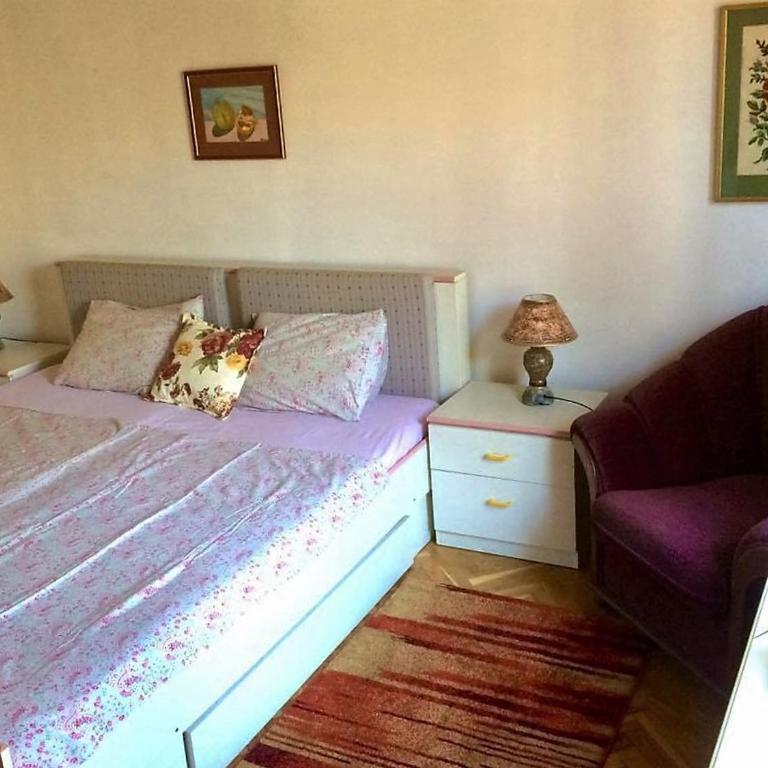 Guest House Vila Eli - Dvokrevetna Soba sa Bračnim Krevetom i Zajedničkim Kupatilom - 1
