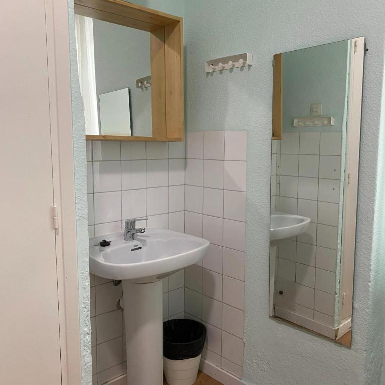 RESIDENCIA ABAY - Standard Single Room with Shared Bathroom - 5