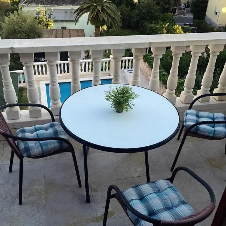 Guest House Vila Eli - Deluks Trokrevetna Soba sa Zajedničkim Kupatilom i Pogledom na More - Za Nepušače - 4
