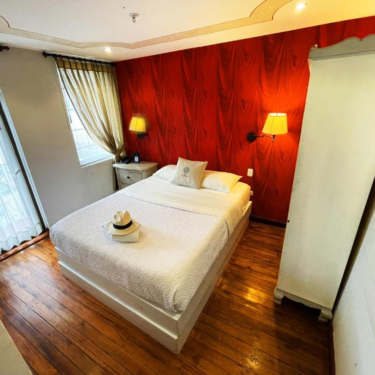 Hotel Azul de la Plaza by Chat Noir - Habitación con cama grande y balcón - 8