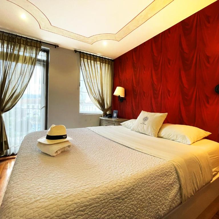 Hotel Azul de la Plaza by Chat Noir - Habitación con cama grande y balcón - 5