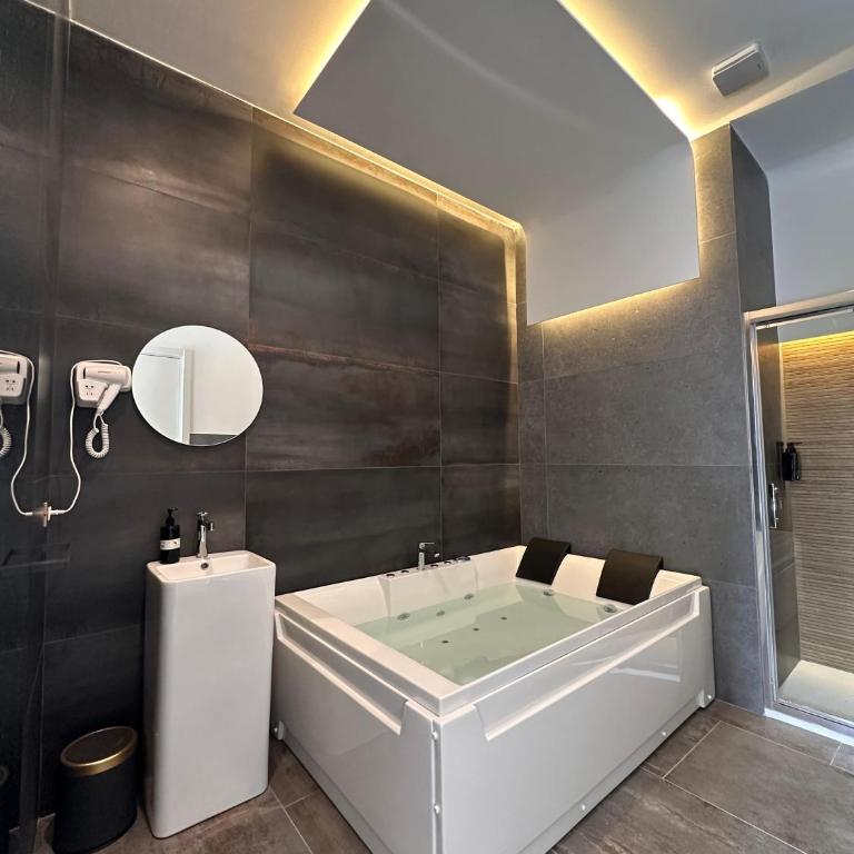 Suites Cavour holiday dream - Suite Deluxe con Vasca Idromassaggio - 8