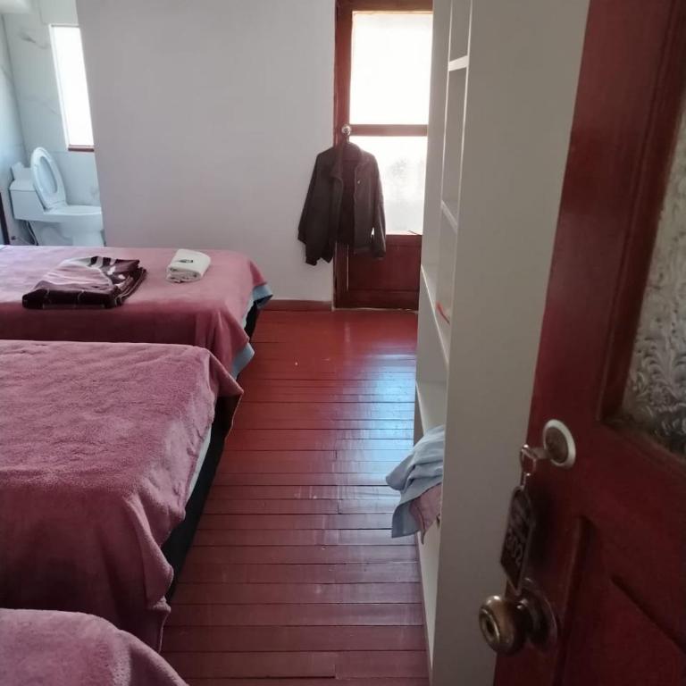 Hospedaje Apu San Isidro - Habitación Triple con baño privado - 5