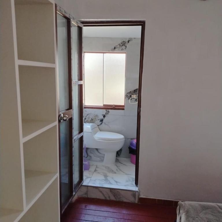 Hospedaje Apu San Isidro - Habitación Familiar con baño privado - 5