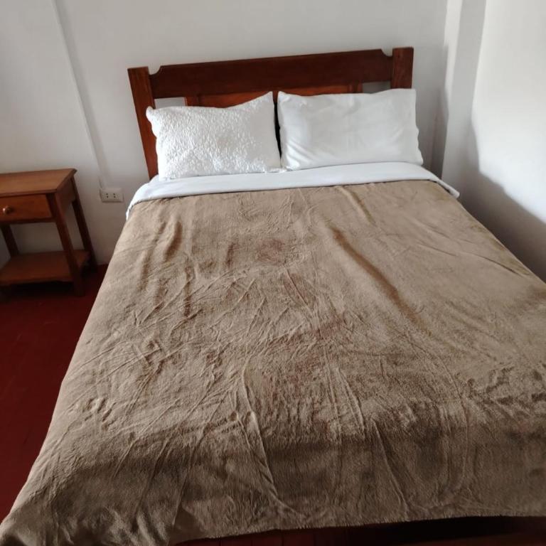 Hospedaje Apu San Isidro - Habitación Familiar con baño privado - 10