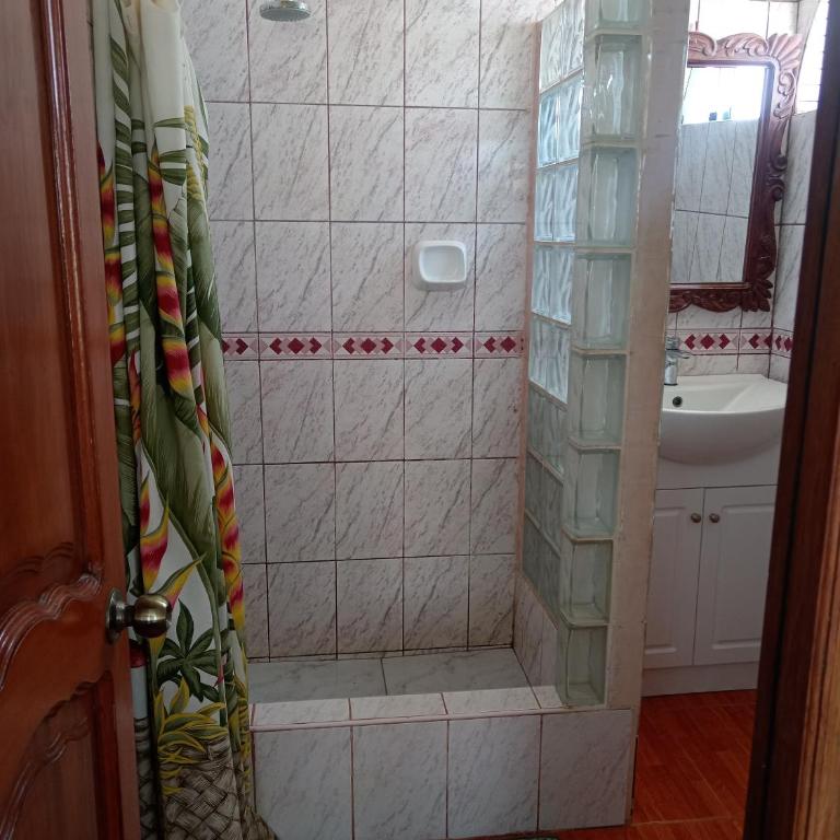 Hospedaje Restaurante El Hombre - Habitación con cama grande y vistas al mar - 5