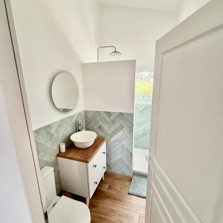 Nana Bloo - Two-Bedroom House - 35