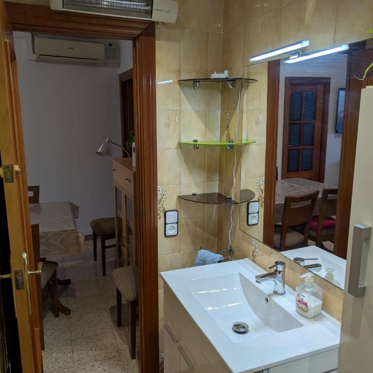 Apartment near Fira Barcelona, Camp Nou, and the center of Barcelona - Habitación Doble - 7