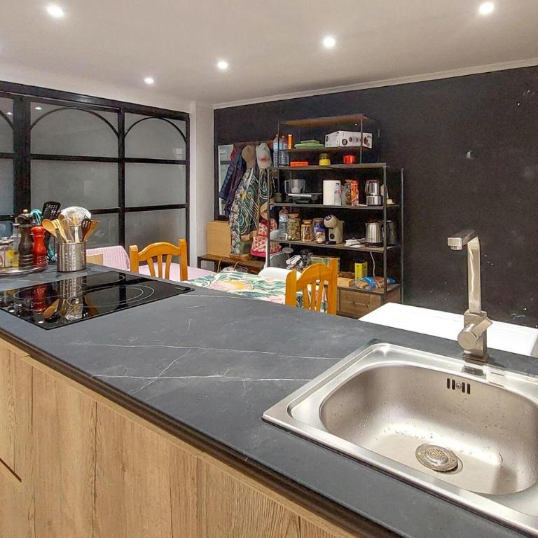 3 Bedroom Cozy Apartment In Alicante - Three-Bedroom Apartment - 5