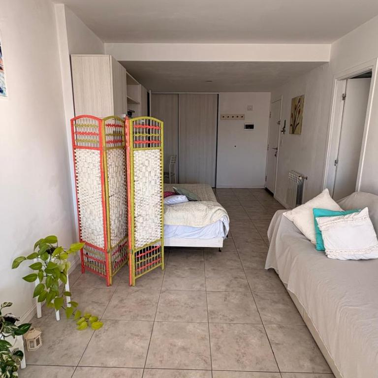 Luminoso departamento en La Perla a tres cuadras del mar, para 3 personas con espacio cochera incluida - One-Bedroom Apartment - 7