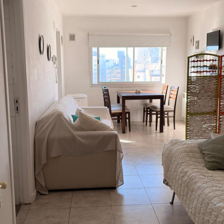 Luminoso departamento en La Perla a tres cuadras del mar, para 3 personas con espacio cochera incluida - One-Bedroom Apartment - 12