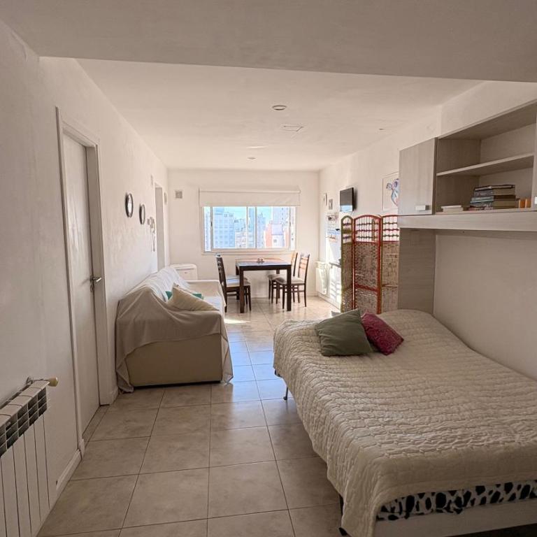 Luminoso departamento en La Perla a tres cuadras del mar, para 3 personas con espacio cochera incluida - One-Bedroom Apartment - 13