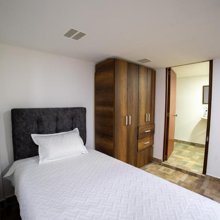 Calle Real House - Three-Bedroom House - 5