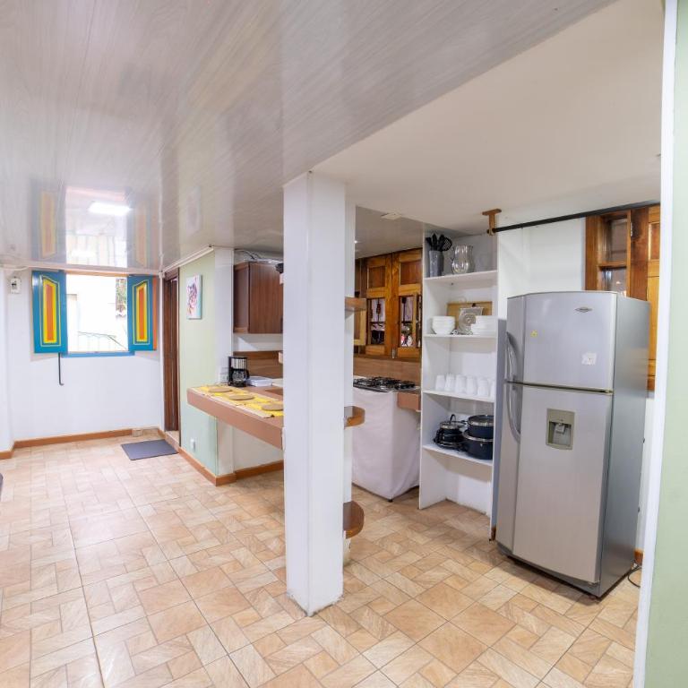 Calle Real House - Three-Bedroom House - 17