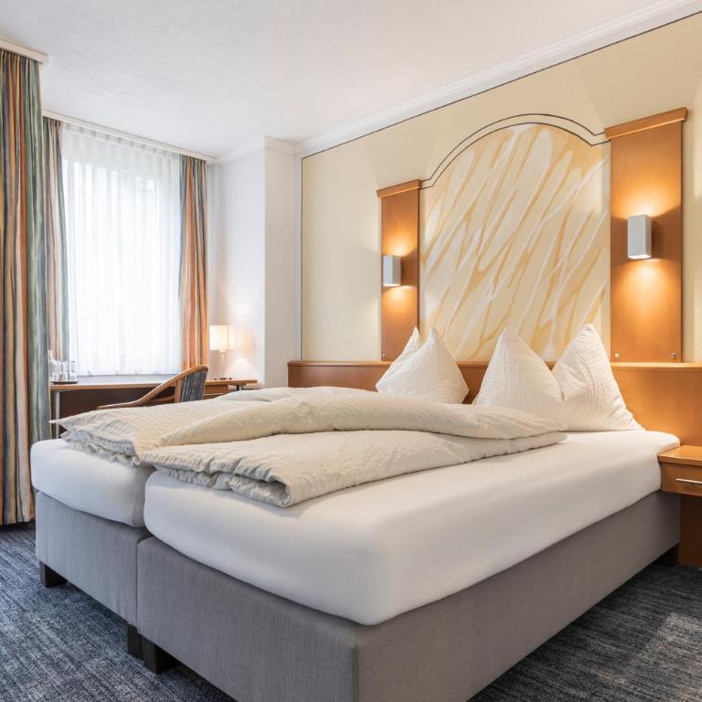 Soliva Hotel & Apartments by MEIN SAMNAUN - MOUNTAIN HOMES - Dreibettzimmer mit Balkon - 1