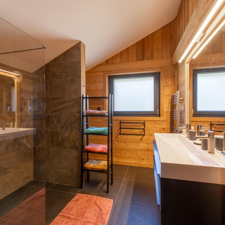 Chalet paisible 3 étoiles Sauna, Cheminée, Terrasse Sud, Vue montagne, Bois & Pierre authentique et confort moderne - Chalet - 24