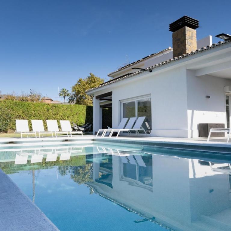 Luxury Villa Sleeps 15, Heated Pool, Jacuzzi, Sauna, & Gym - Villa - 1