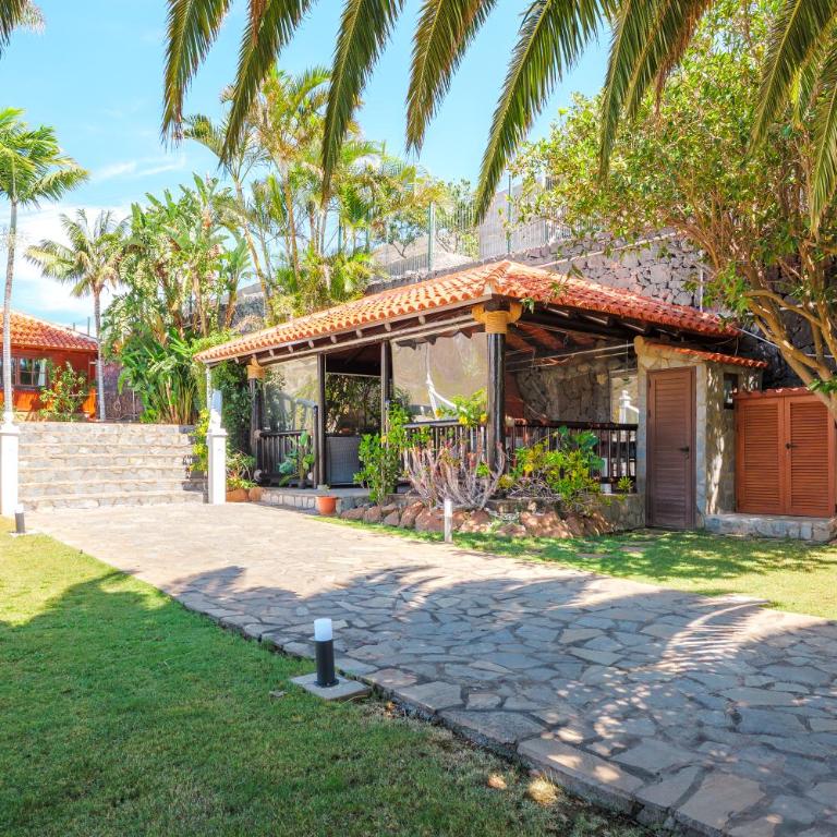 Wooden House with Private Pool Lush Garden - Casa - 3