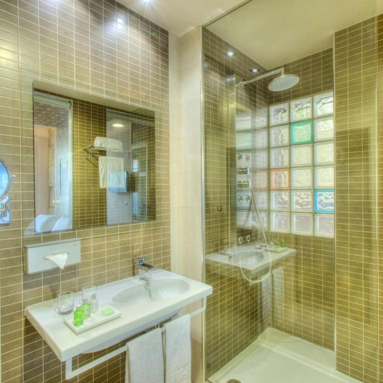 NH Ourense - Habitación Familiar (2 adultos + 1 niño) - 1